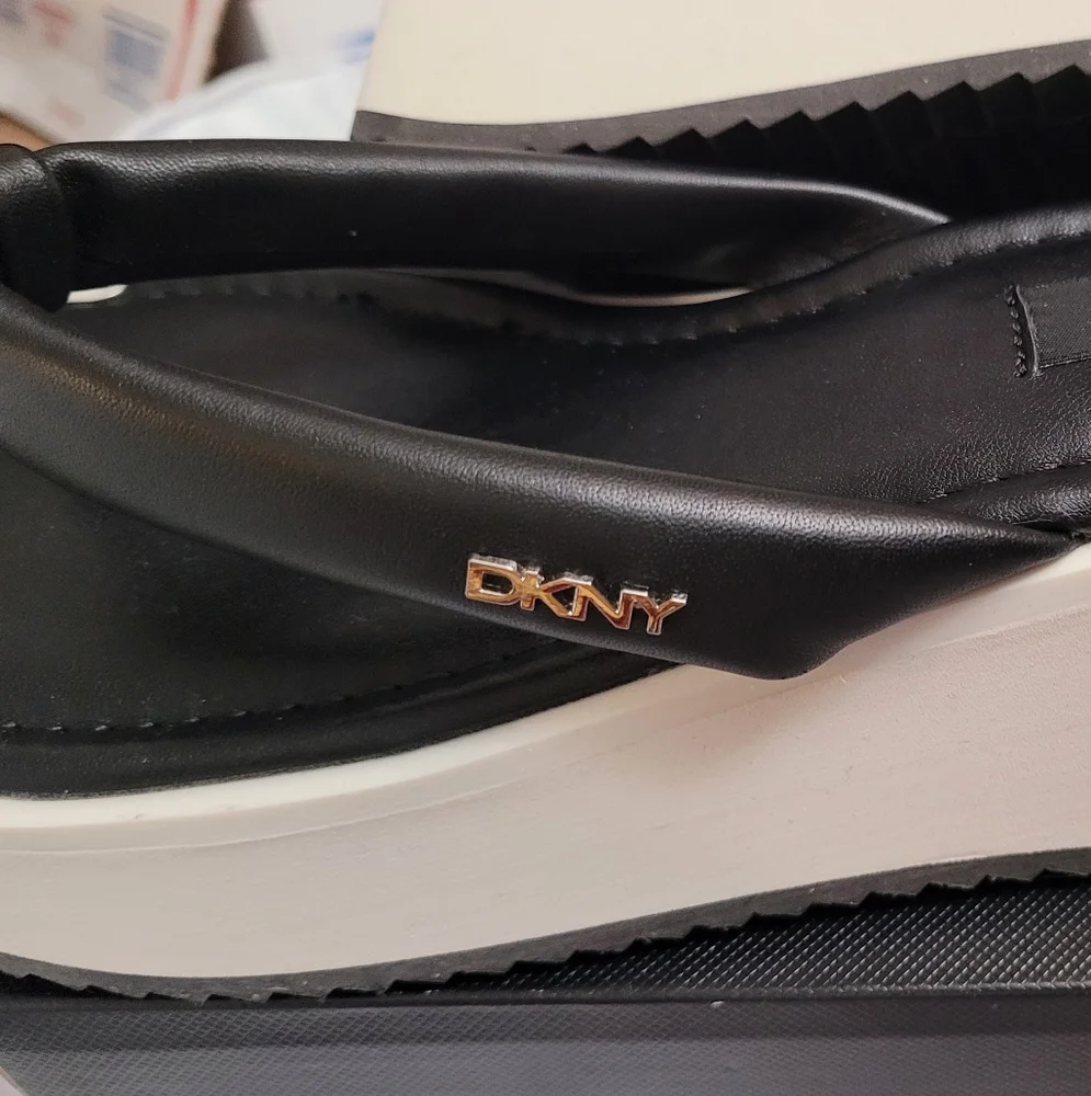 DKNY Maeryn Platform Semi Glaze Thong Sandal Black White 7.5M MSRP $110 NIB New